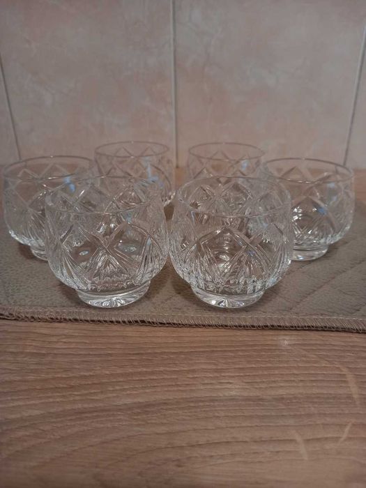 Хрустальные рюмки.