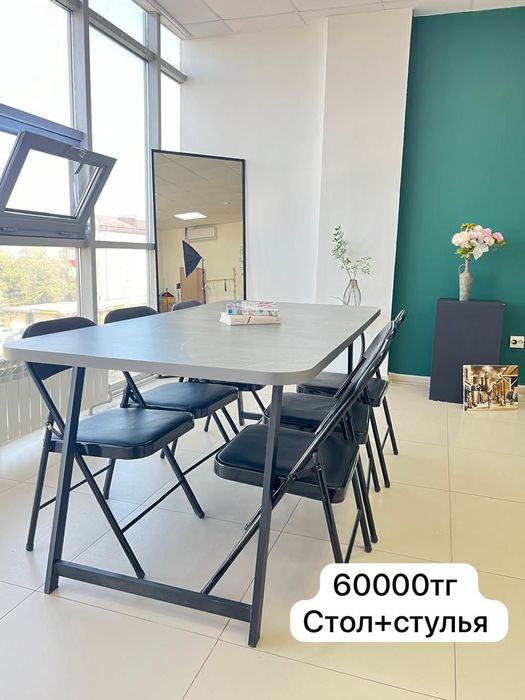 Стол со стульями, комод, бумажный фон