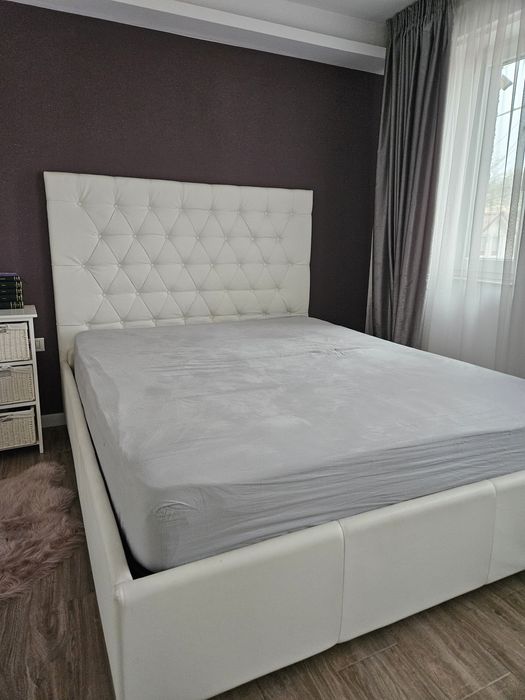 Vand pat tapițat alb ,somiera,spatiu de depozitare si saltea  Previ  + 2 perne