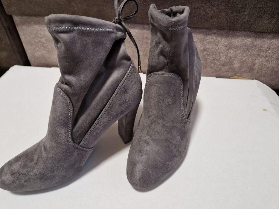 Botine zara marimea38-100ron
Botine dama mărimea 38-100 ron
Cizme dama