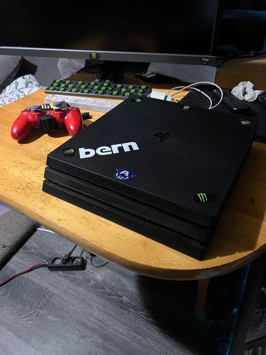 Ps4 Pro (пакет с монитор 27инч HDR Benq, джойстик и игри)