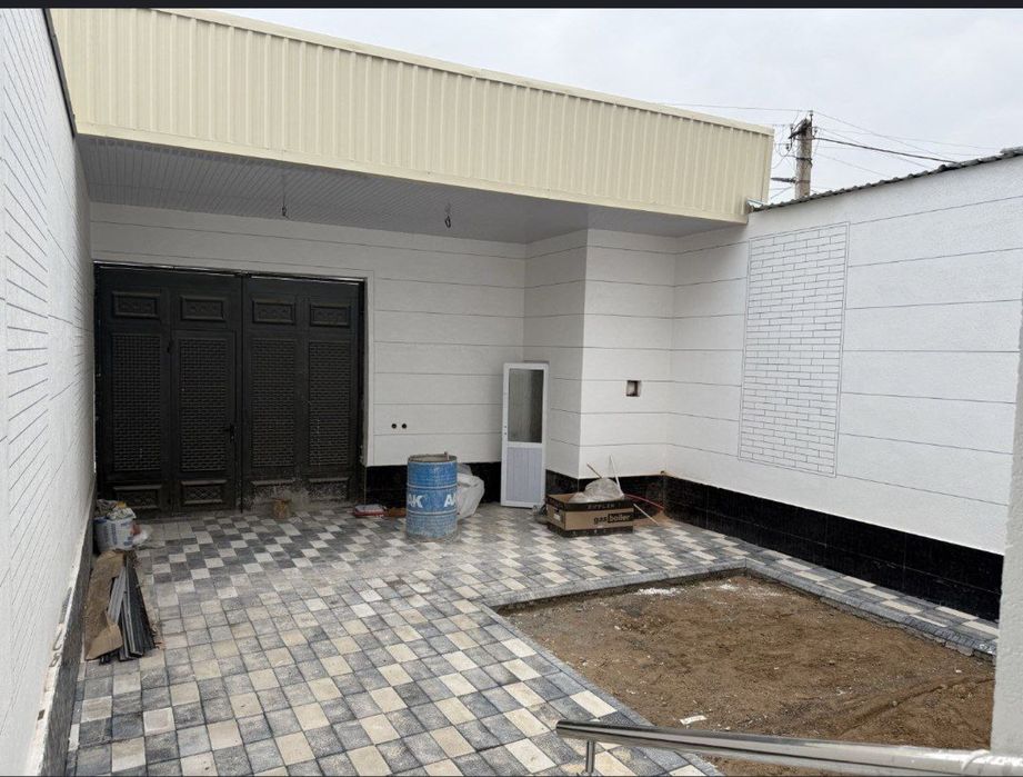 Uy sotiladi 2 etajlik 1.5 sotik pishgan gishtdan qurilgan