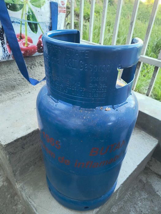 Vând Două Butelii pline cu guler absolut noi sigilate