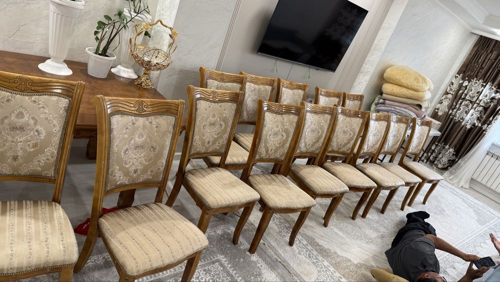 Продам стол + 14 стульев, продается комплектом