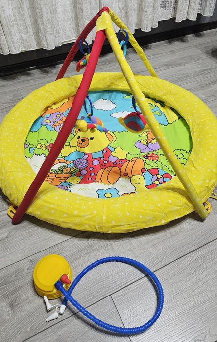 Детский коврик с игрушками