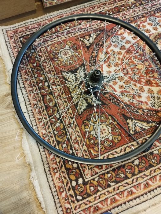 Roata de 28 inchi cu butuc disc de 28 gauri janta este crăpată