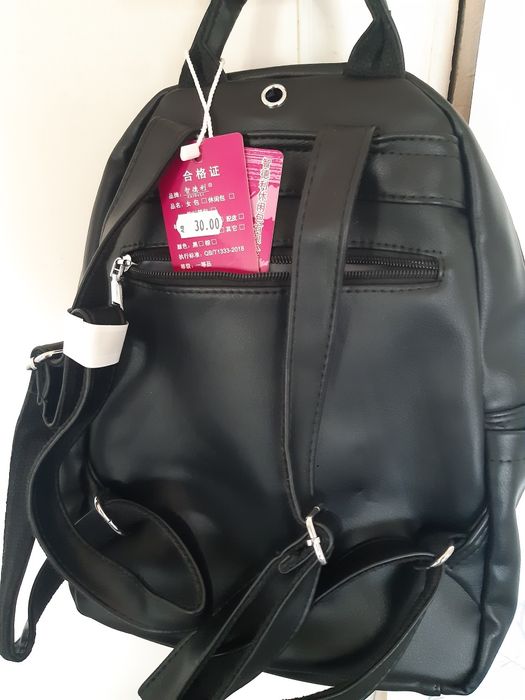 Чисто нова черна раница