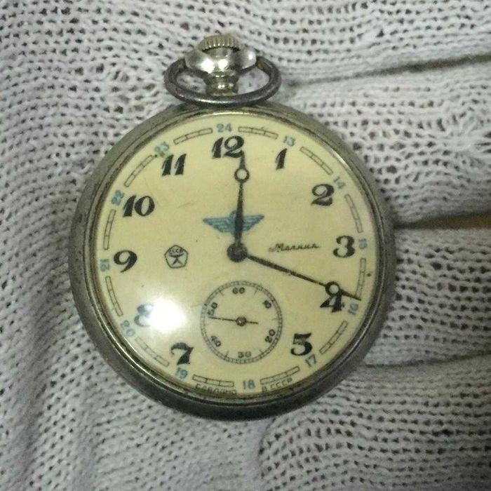 Часы карманные -паровоз. На ходу.