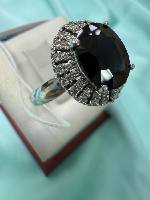 Золотое кольцо с бриллиантами и сапфиром