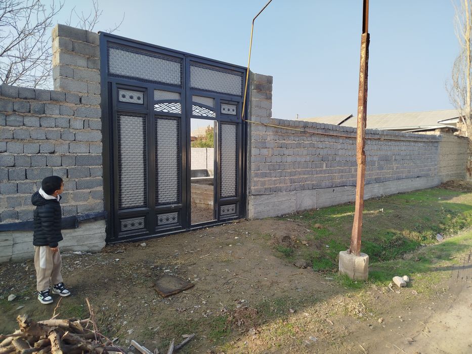 Участок сотилади 6 сотик ураб олинган 5 хона Уй  фундамент килинган.