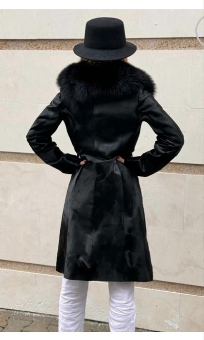 Черно палто от пони с лисица