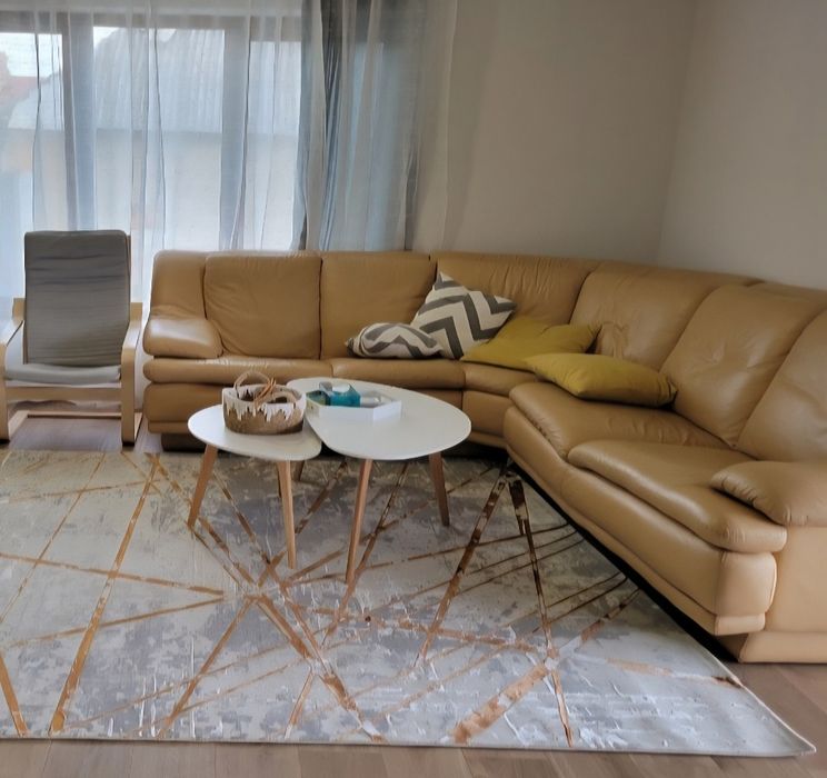Vând urgent colțar de living din piele naturală.