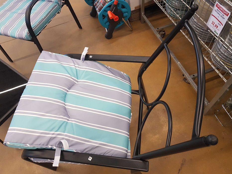 Продавам два градински стола с масичка!Нови!