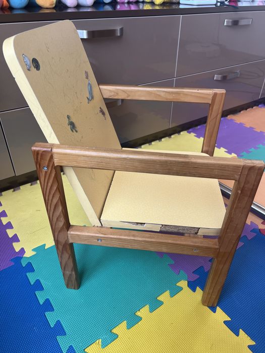 Продавам детска маса със стол