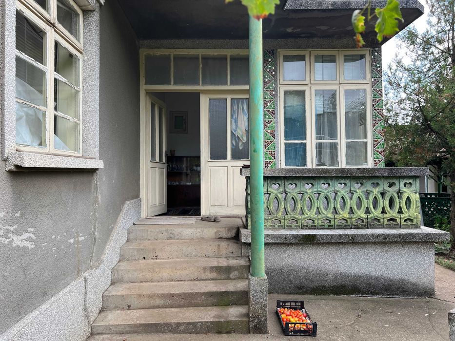 Продавам / Заменям къща с двор в село Бръшлен