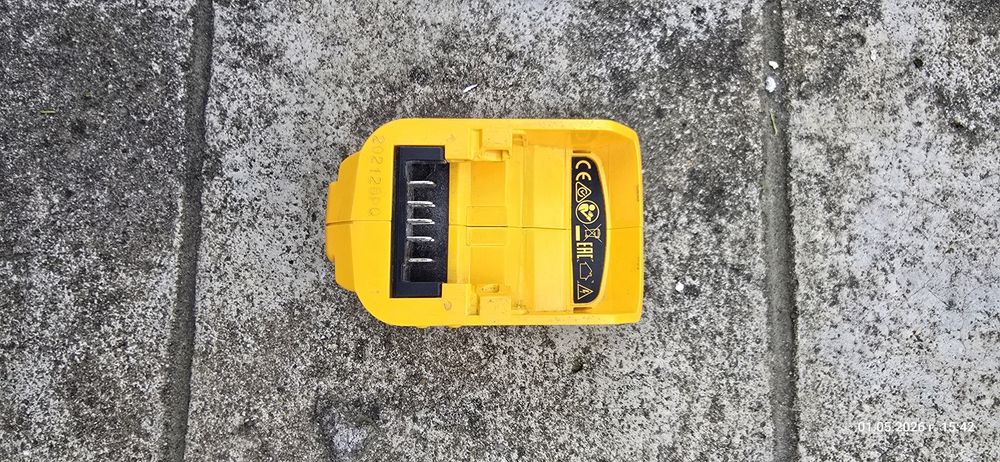 Адаптер за батерия с USB DeWALT DCB090