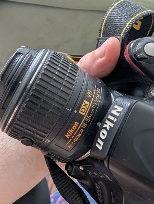 Nikon D5100 + 18-55 VR