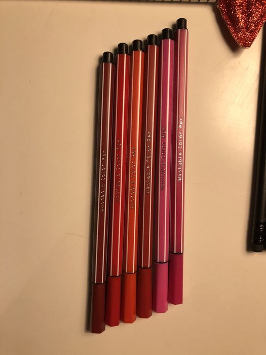 Моливи на hotel Marinela, цветни перящи се фулмастри, други моливи