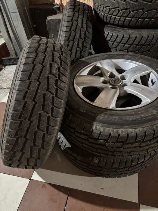 Продам диск с шиной размер 215*70*r16
