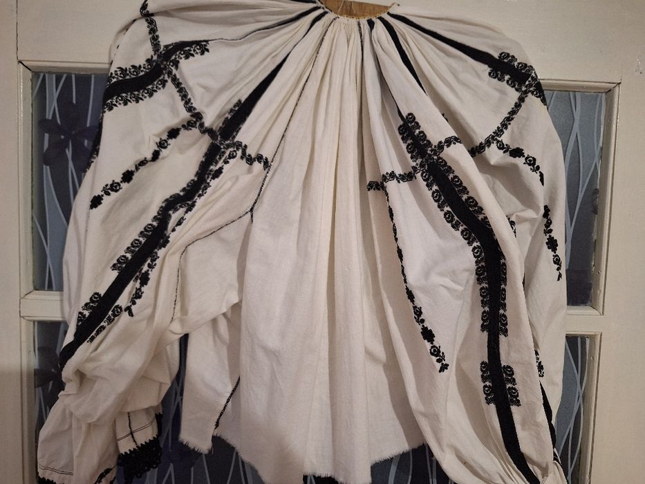 Închiriez costum popular zona Sibiu...autentic