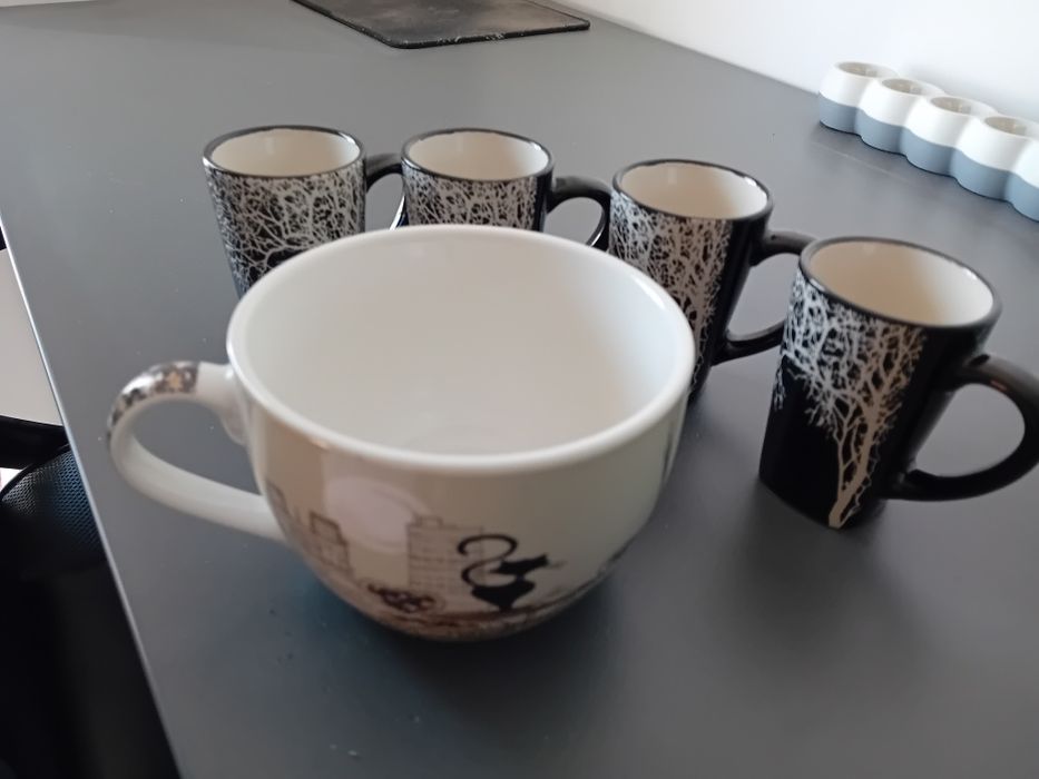 Vand 13 cesti de cafea noi două in forma de inima