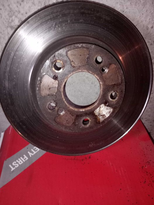 Продавам предни дискове за Хонда Сивик 8 генерация 2.2 дизел 2006г