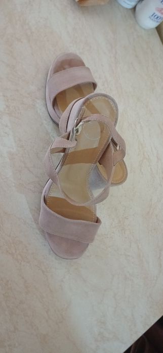 Vand sandale roz praf marimea 37 stare buna