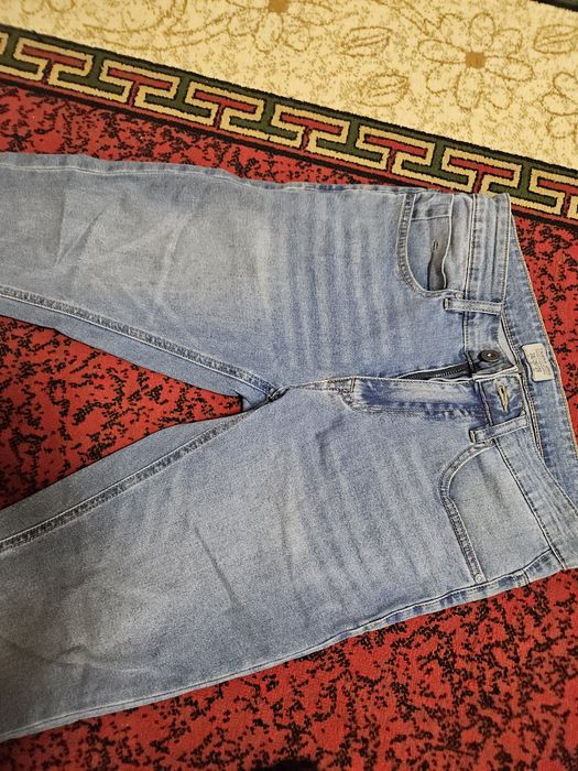 Свитер, джинсы сатылады