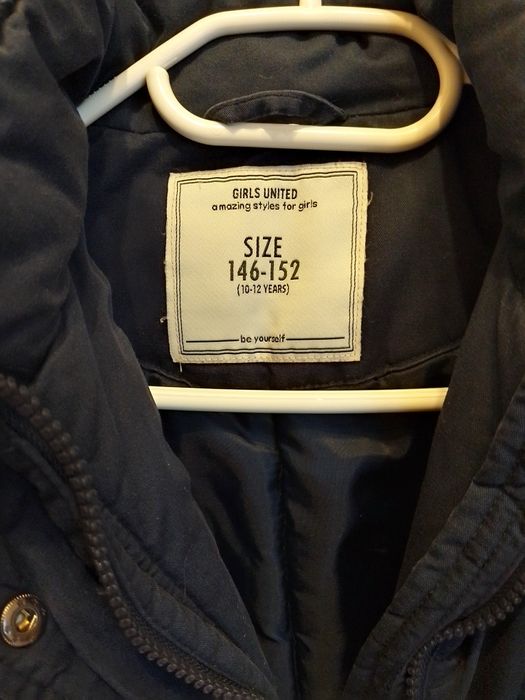 Vând geaca de iarna pt fetițe mărimea 146-152, vârsta 10-12 ani