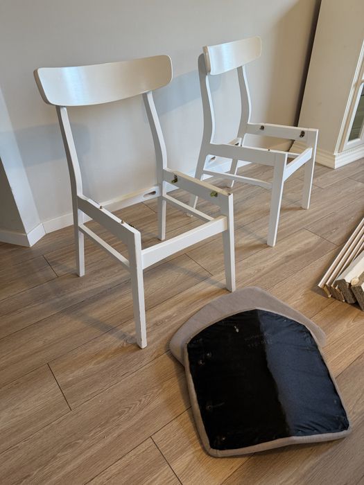 Masa extensibila si 4 scaune lemn masiv Mobexpert