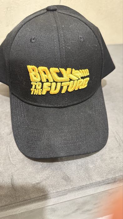 Чаша, пазарска чанта и шапка на филмите Завръщане в бъдещето