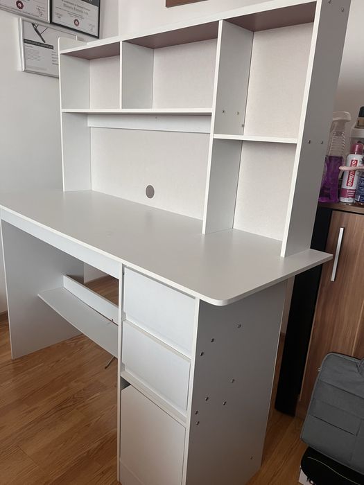 Birou cu dulapuri mici pentru depozitare