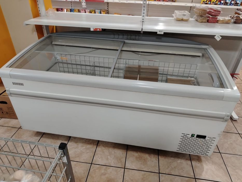 Морозильники и полки для магазина.