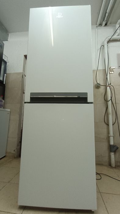 Хладилник с фризер INDESIT