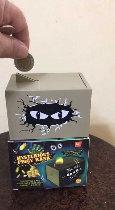 Прикольная детская игрушка копилка воришка сама ворует монеты