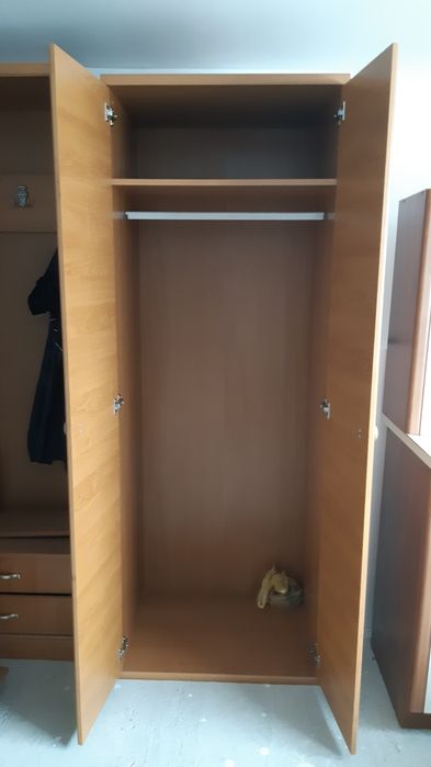 Dulap,  măsuță de cameră