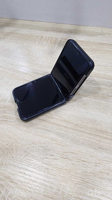 Продам свой сотовый телефон Samsung Galaxy Z Flip 5 (8 Gb/ 512 Gb)