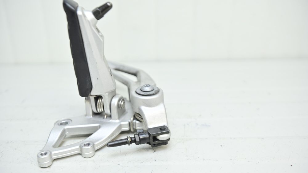 BMW R1200R K27 Suport Scarita Fata Dreapta Cu Pedala Frana