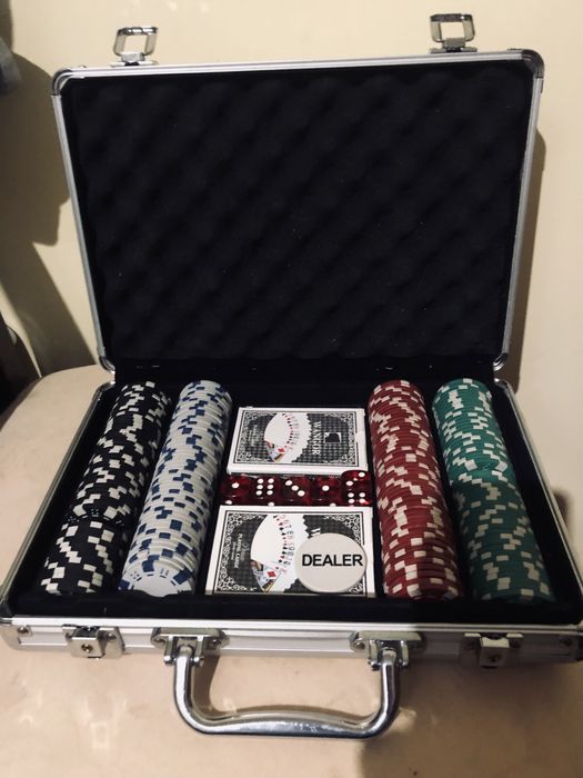 Продавам куфарче с чипове за игра на покер