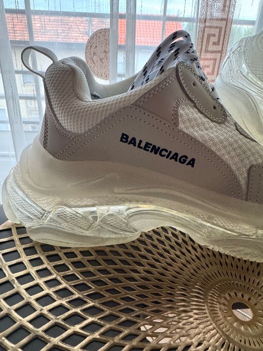 Vând adidași Balenciaga, mărimea 43, noi, nepurtati, fără cutie.  * Mărime: 43 * Stare: noi * Cutie: nu * Model: Balenciaga * Preț: negociabi