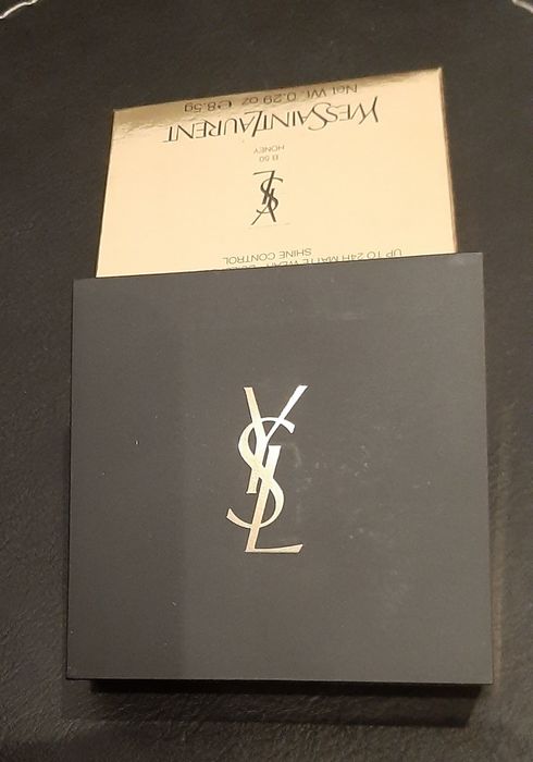 Суха пудра на марката Ives Saint Laurent