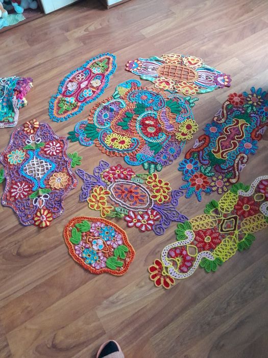 Lucru manual macrameuri colorate