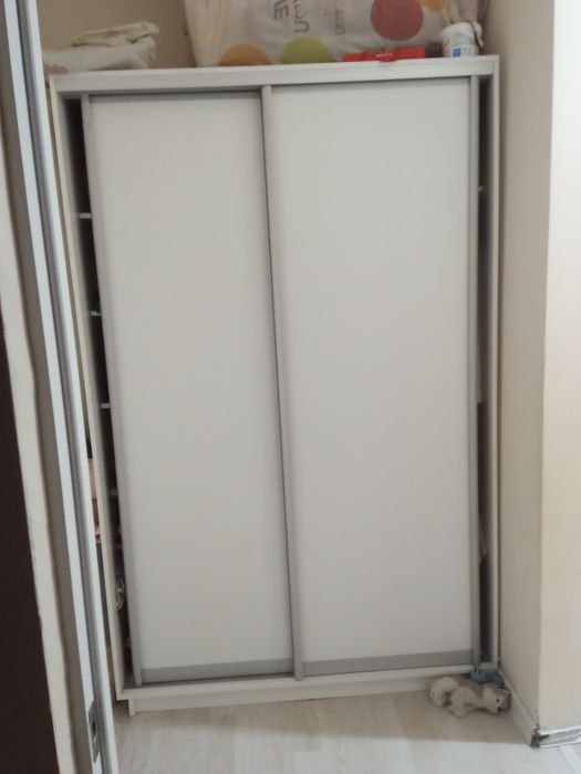 Шкаф сатамын түсі ақ  жақсы күйде