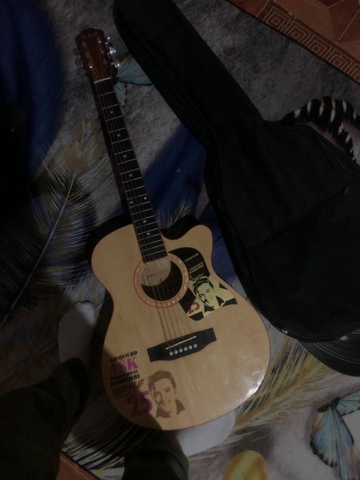 Гитара в отличном состоянии SAR