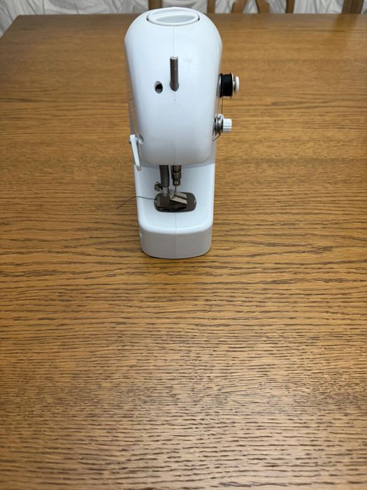 Продам мини машинку для шитья