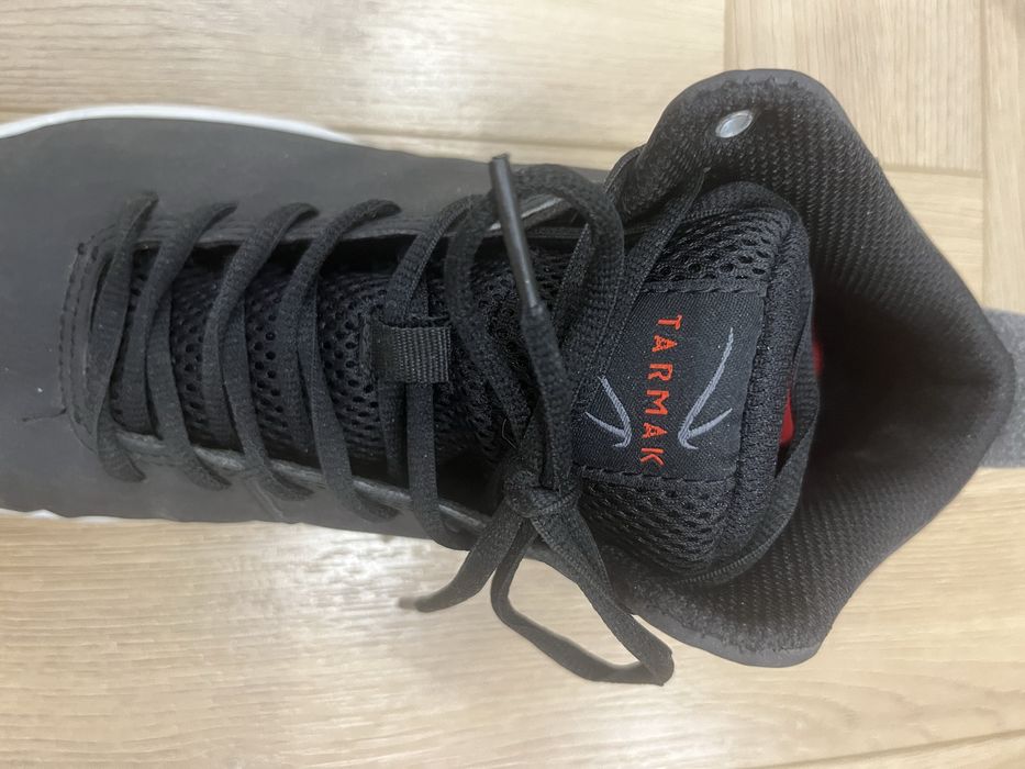 Продам кроссовки высокие