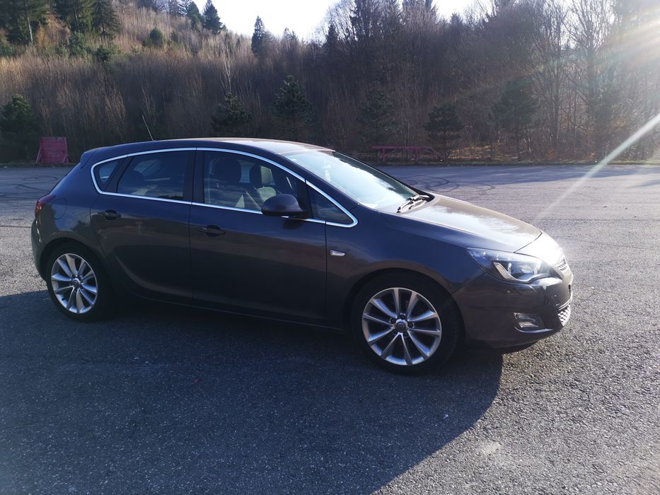 vând Opel astra j