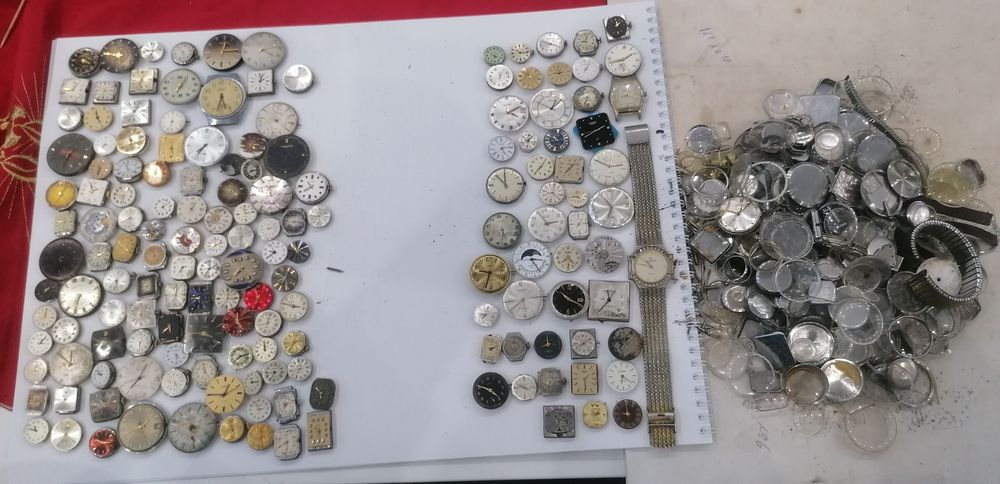 Ретро стари позлатени часовници-машини