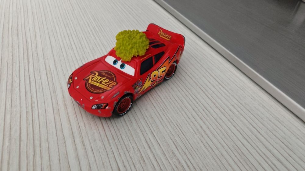 Vând mașinuțe din seria Cars.