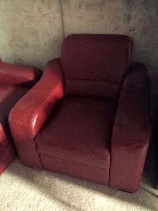 Червен кожен диван и единичен фотьол